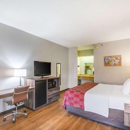 סטוקברידג' Royal Palms Inn מראה חיצוני תמונה