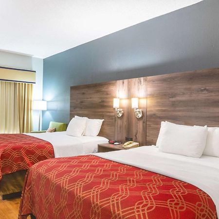 סטוקברידג' Royal Palms Inn מראה חיצוני תמונה