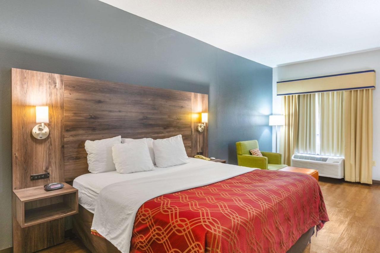 סטוקברידג' Royal Palms Inn מראה חיצוני תמונה