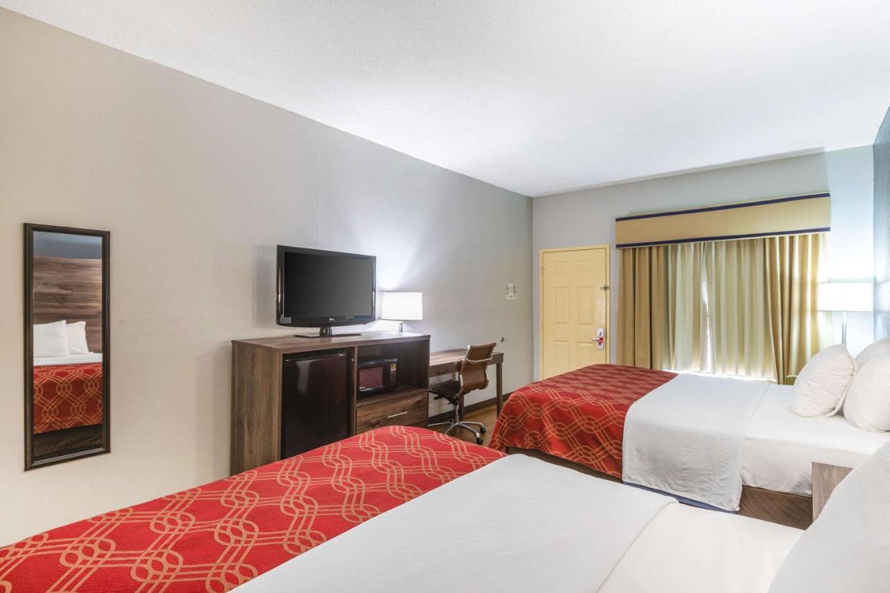 סטוקברידג' Royal Palms Inn מראה חיצוני תמונה