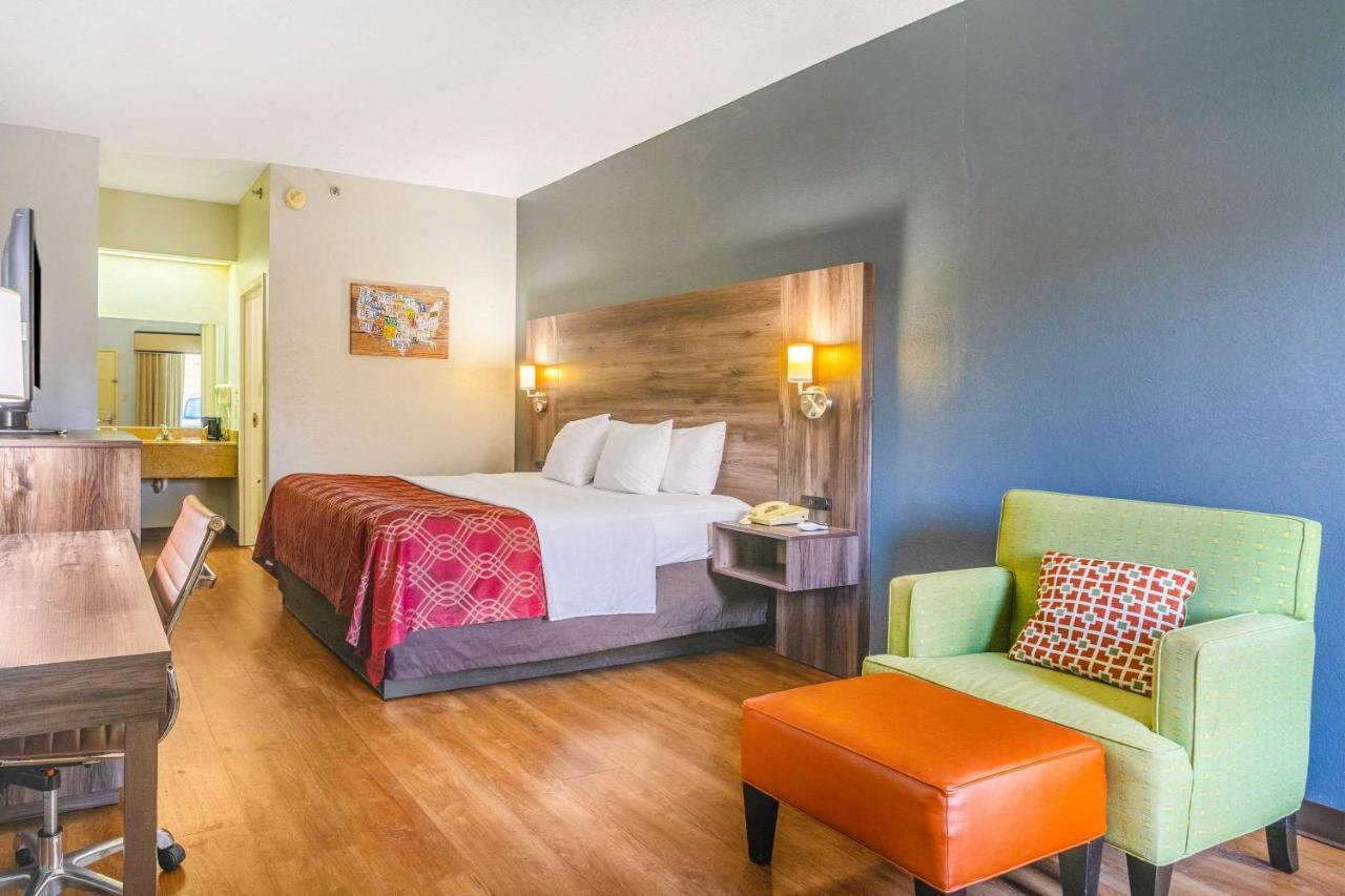 סטוקברידג' Royal Palms Inn מראה חיצוני תמונה