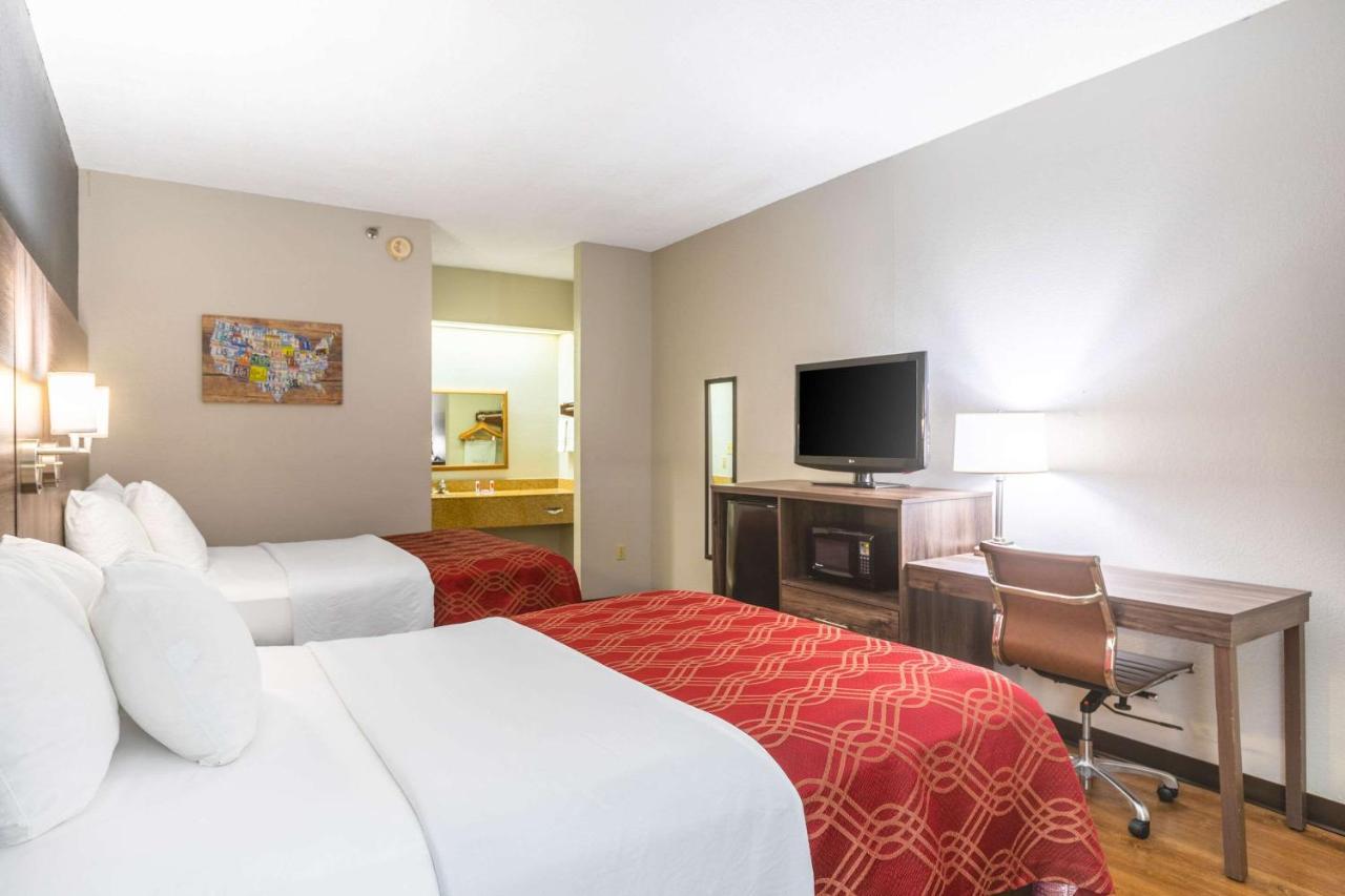 סטוקברידג' Royal Palms Inn מראה חיצוני תמונה