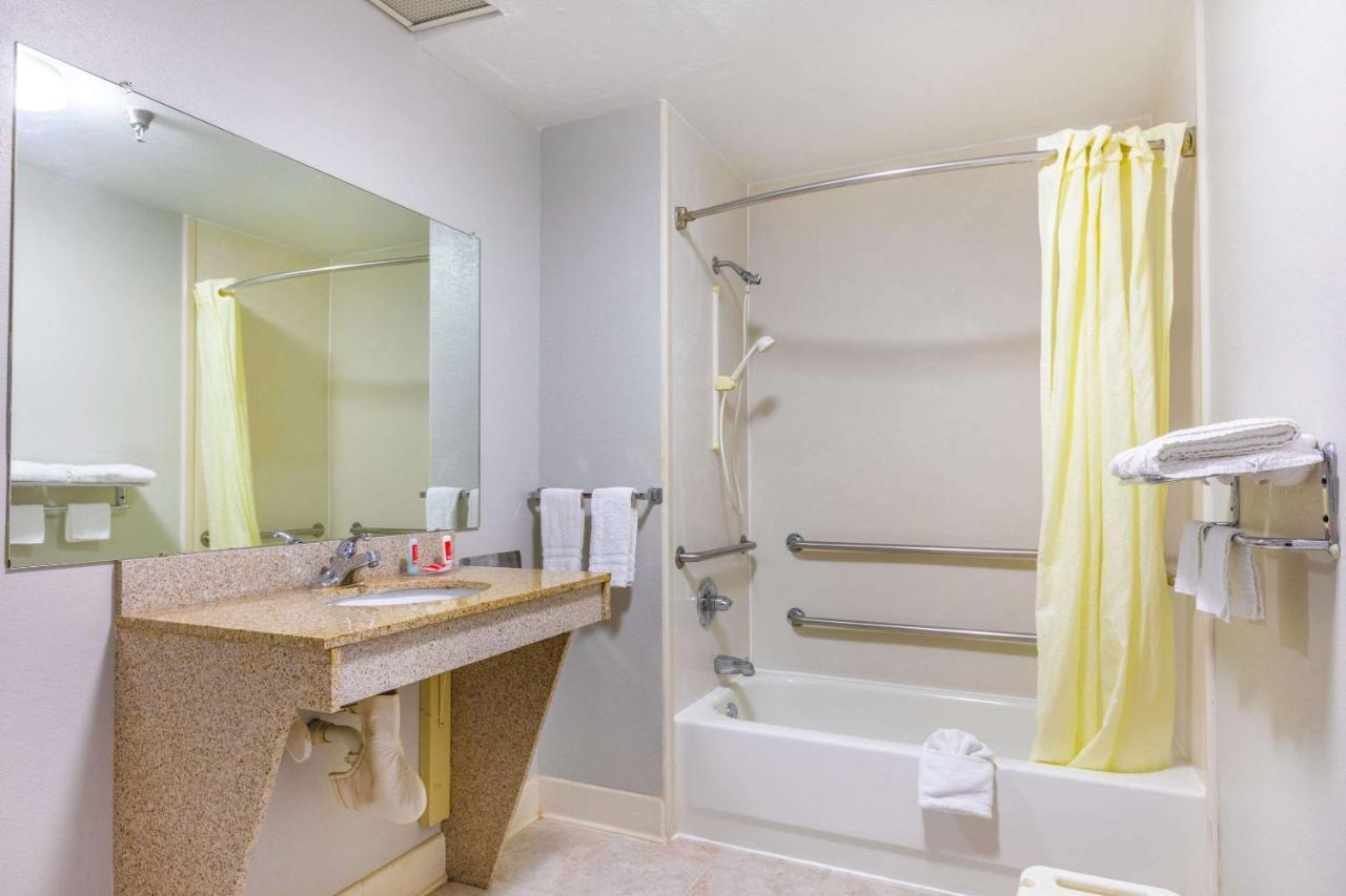 סטוקברידג' Royal Palms Inn מראה חיצוני תמונה