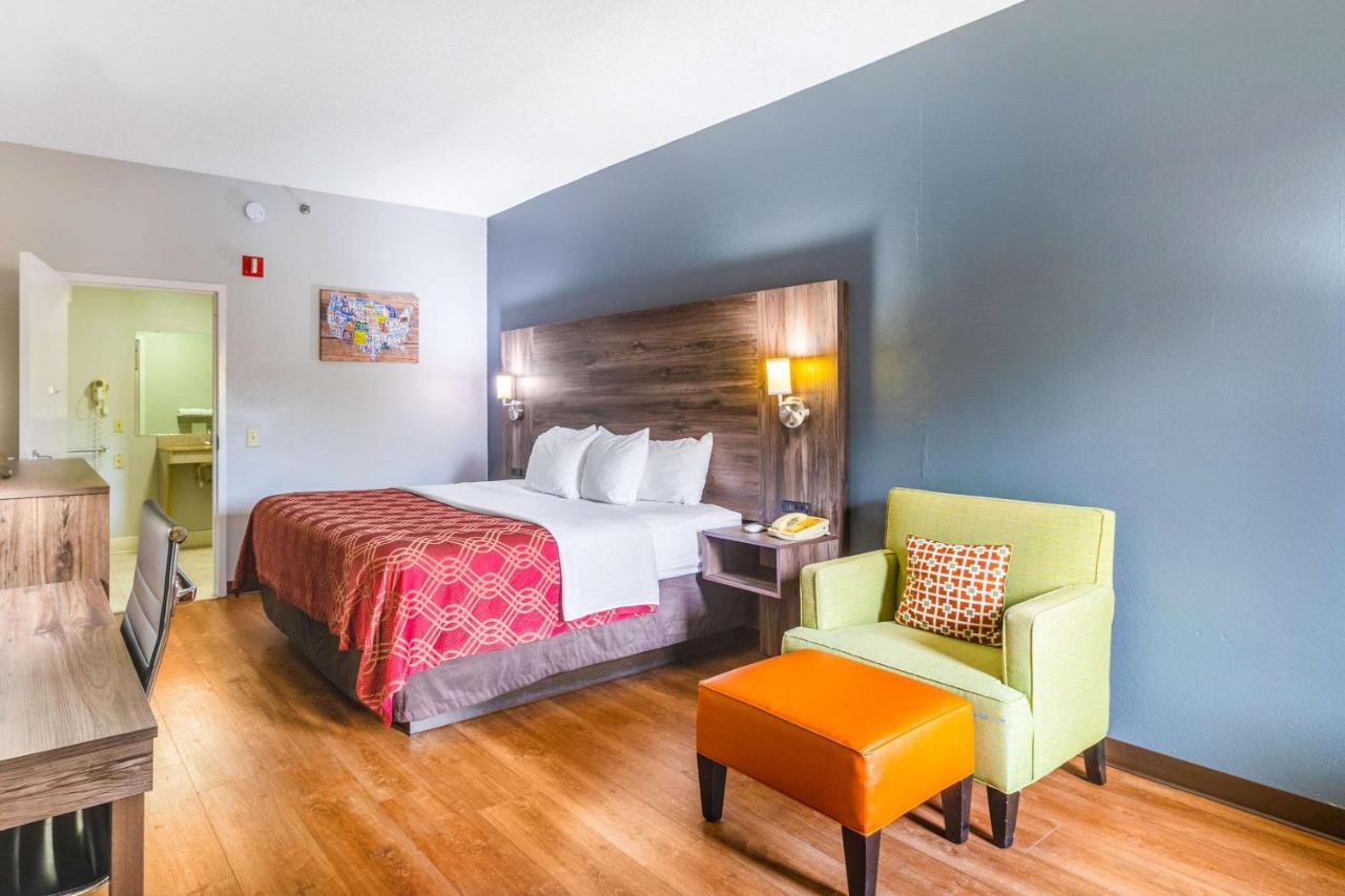 סטוקברידג' Royal Palms Inn מראה חיצוני תמונה
