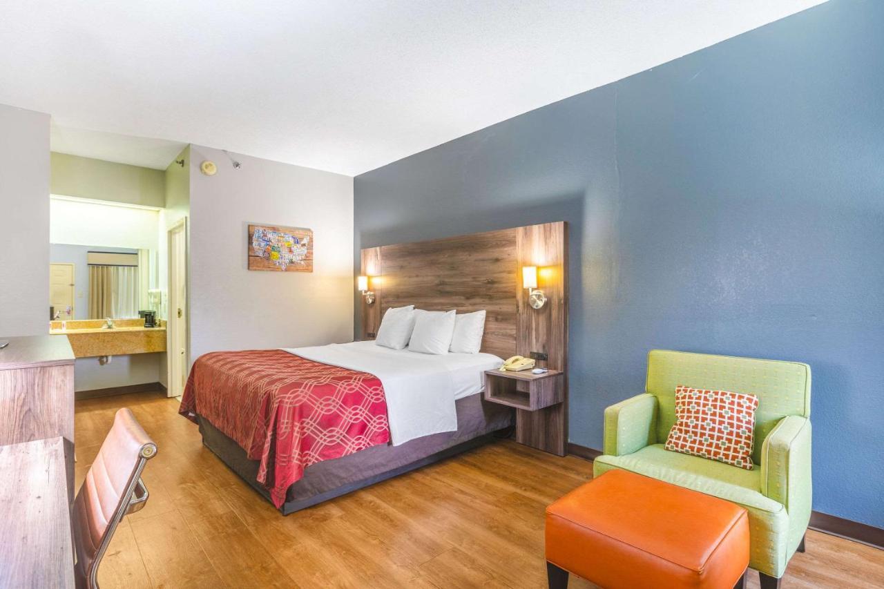סטוקברידג' Royal Palms Inn מראה חיצוני תמונה