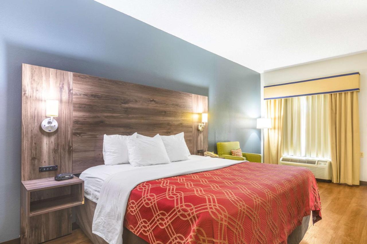 סטוקברידג' Royal Palms Inn מראה חיצוני תמונה