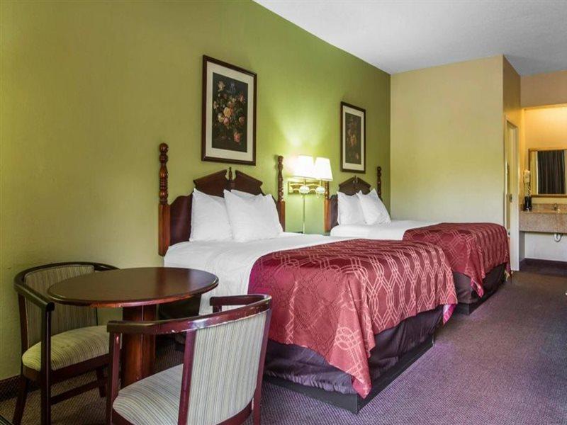סטוקברידג' Royal Palms Inn מראה חיצוני תמונה