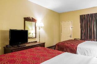 סטוקברידג' Royal Palms Inn מראה חיצוני תמונה