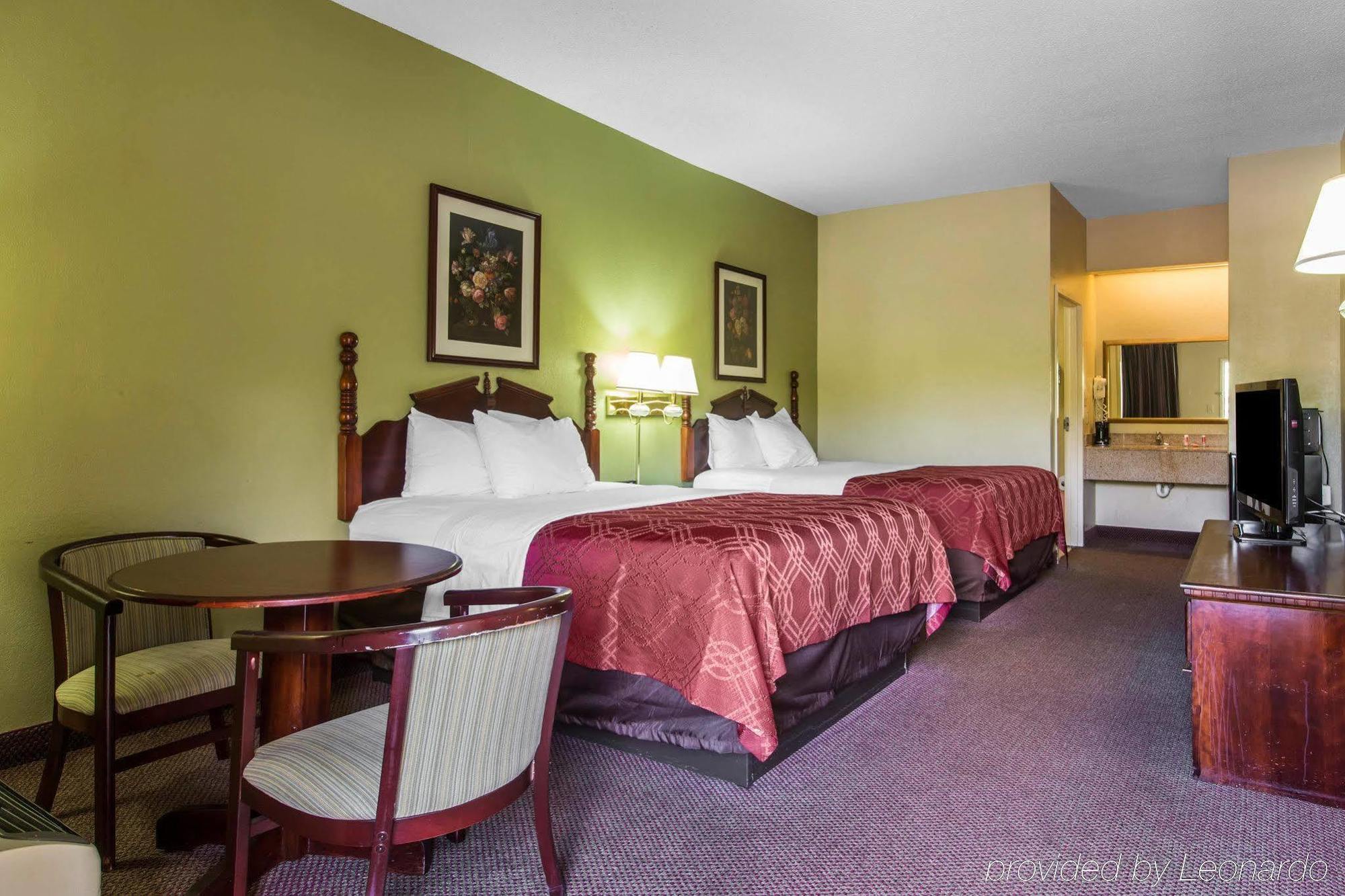 סטוקברידג' Royal Palms Inn מראה חיצוני תמונה