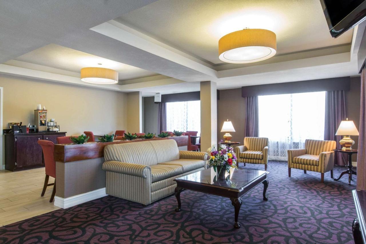 סטוקברידג' Royal Palms Inn מראה חיצוני תמונה