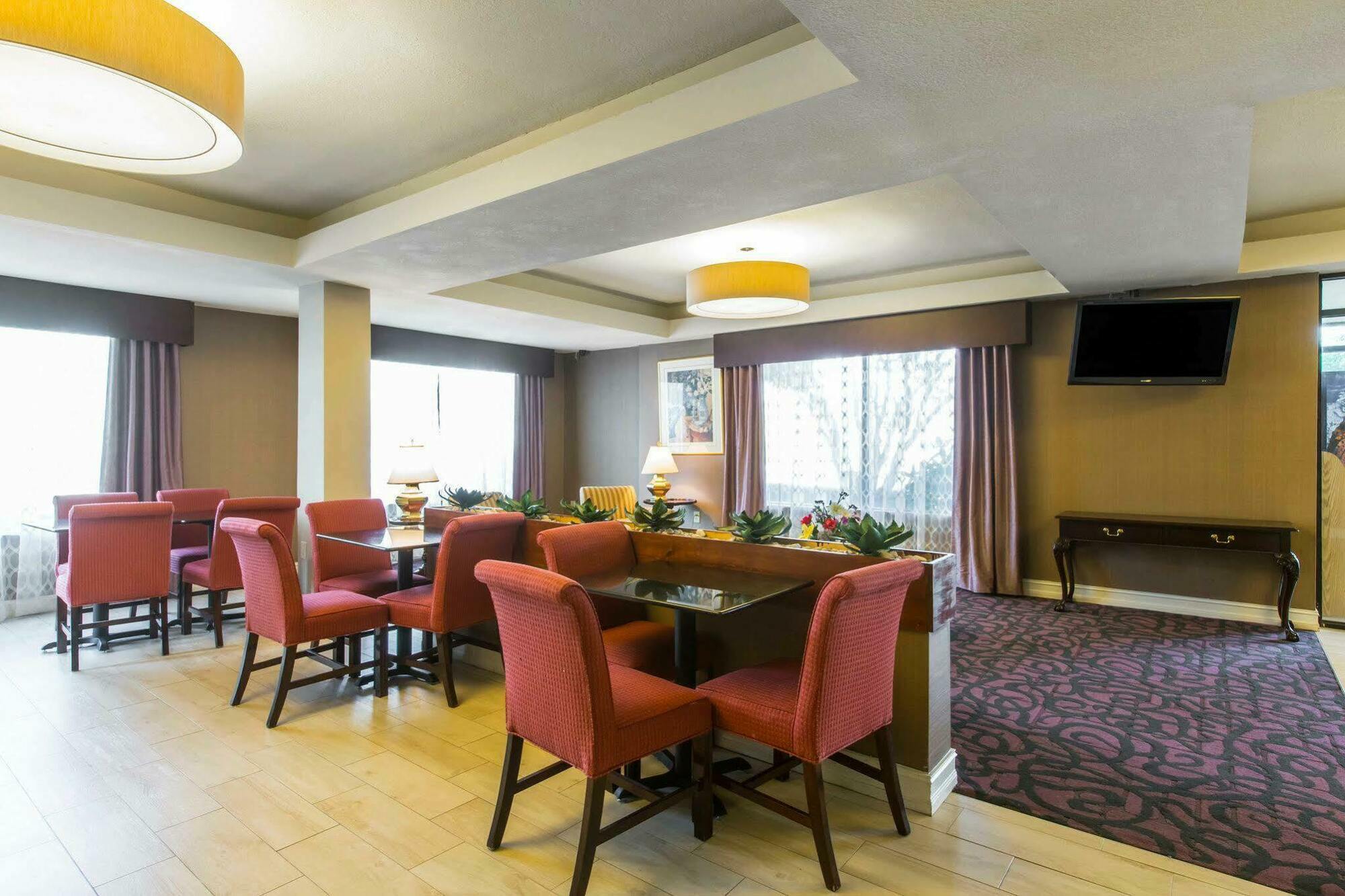 סטוקברידג' Royal Palms Inn מראה חיצוני תמונה